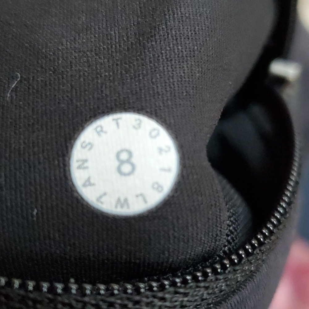 Lululemon speed up 2.5" shorts - Picture 7 of 8